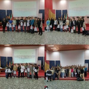 Collage di foto con scolaresche in gruppo nell'aula magna