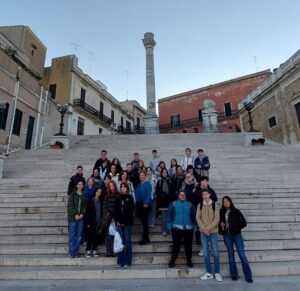 Scolaresca sulle gradinanate del lungomare di Brindisi. Sullo sfondo la colonna romana