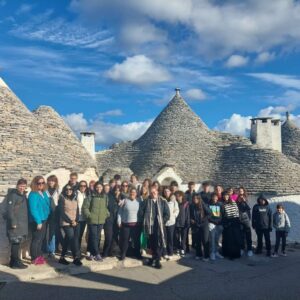 Scolaresca in posa davanti ai trulli di Alberobello