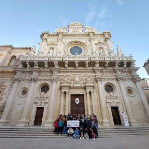 Scolaresca in posa davanti alla chiesa di Sant'Oronzo di Lecce