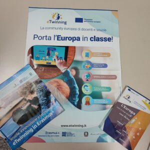 Una locandina e due piccole brochure con informazioni sul progetto Etwinning