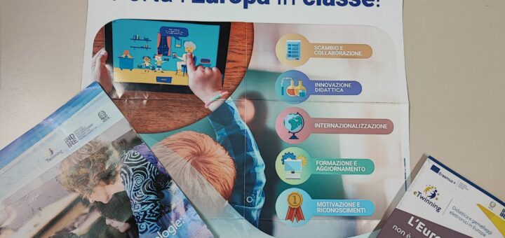 Una locandina e due piccole brochure con informazioni sul progetto Etwinning