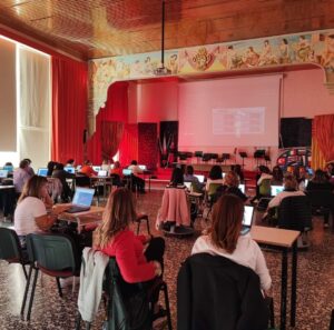 Insegnanti in formazione nell'aula magna della scuola