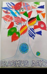 Disegno di un albero la cui chioma è composta da foglie colorate secondo i colori delle bandiere dei paesi europei partner Erasmus