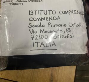 Dettaglio di una busta da lettera ricevuta. Sulla busta è riportato l'indirizzo della scuola