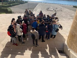 Studenti fotografati dall'alto su una scalinata fronte mare