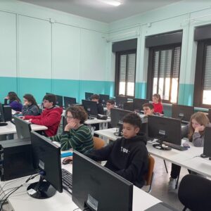 Studenti seduti davanti allo schermo del pc in aula informatica