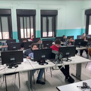 Studenti seduti davanti allo schermo del pc in aula informatica