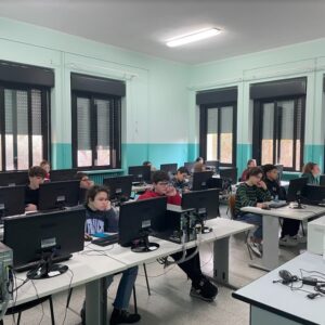 Studenti seduti davanti allo schermo del pc in aula informatica