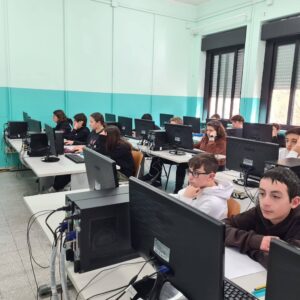 Studenti seduti davanti allo schermo del pc in aula informatica