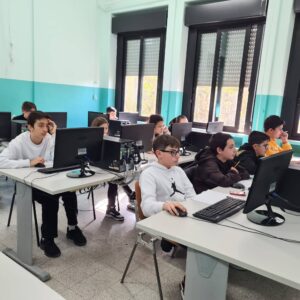 Studenti seduti davanti allo schermo del pc in aula informatica